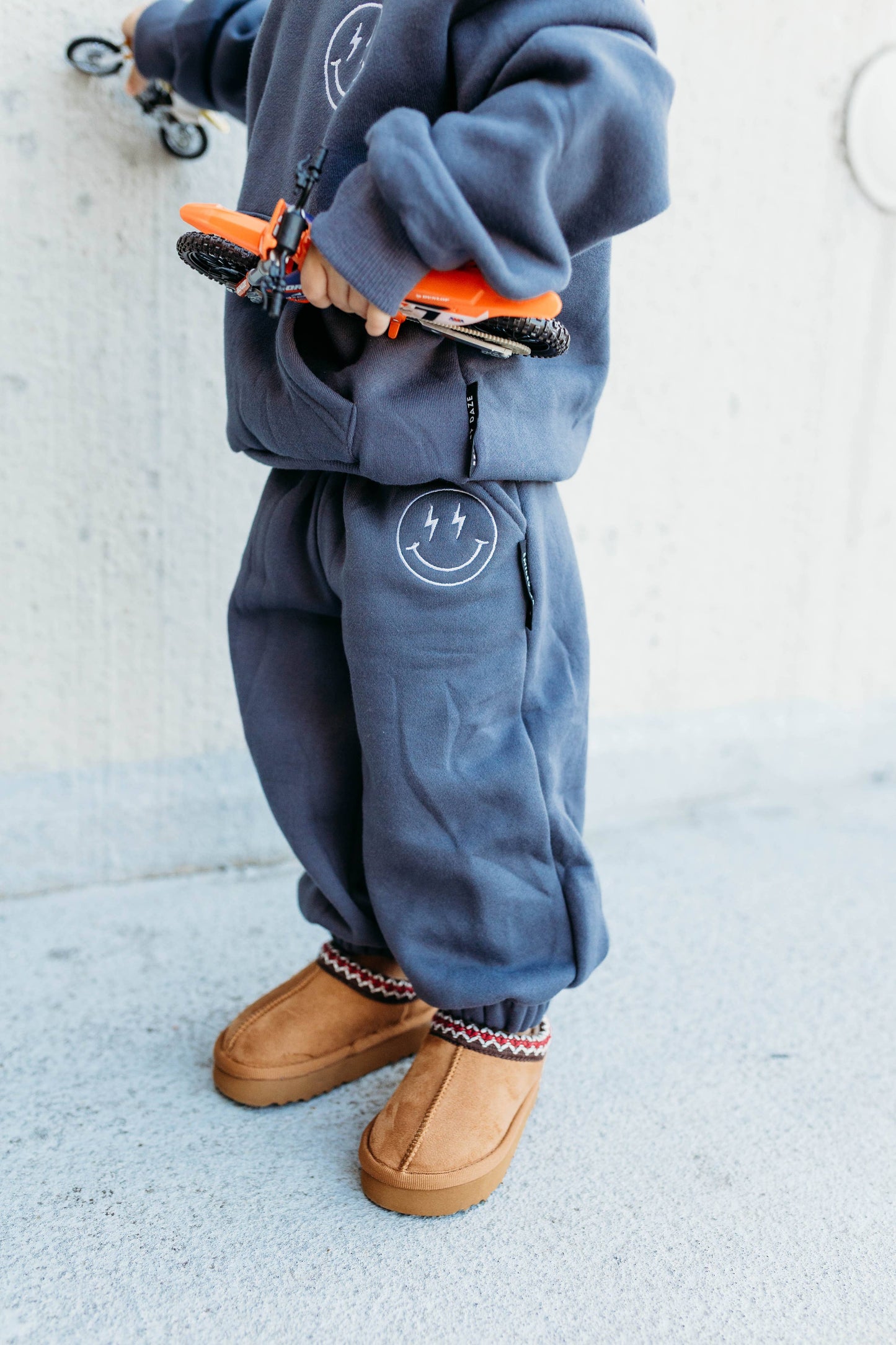 STAY COZY • KIDS SMILEY SWEATSUIT